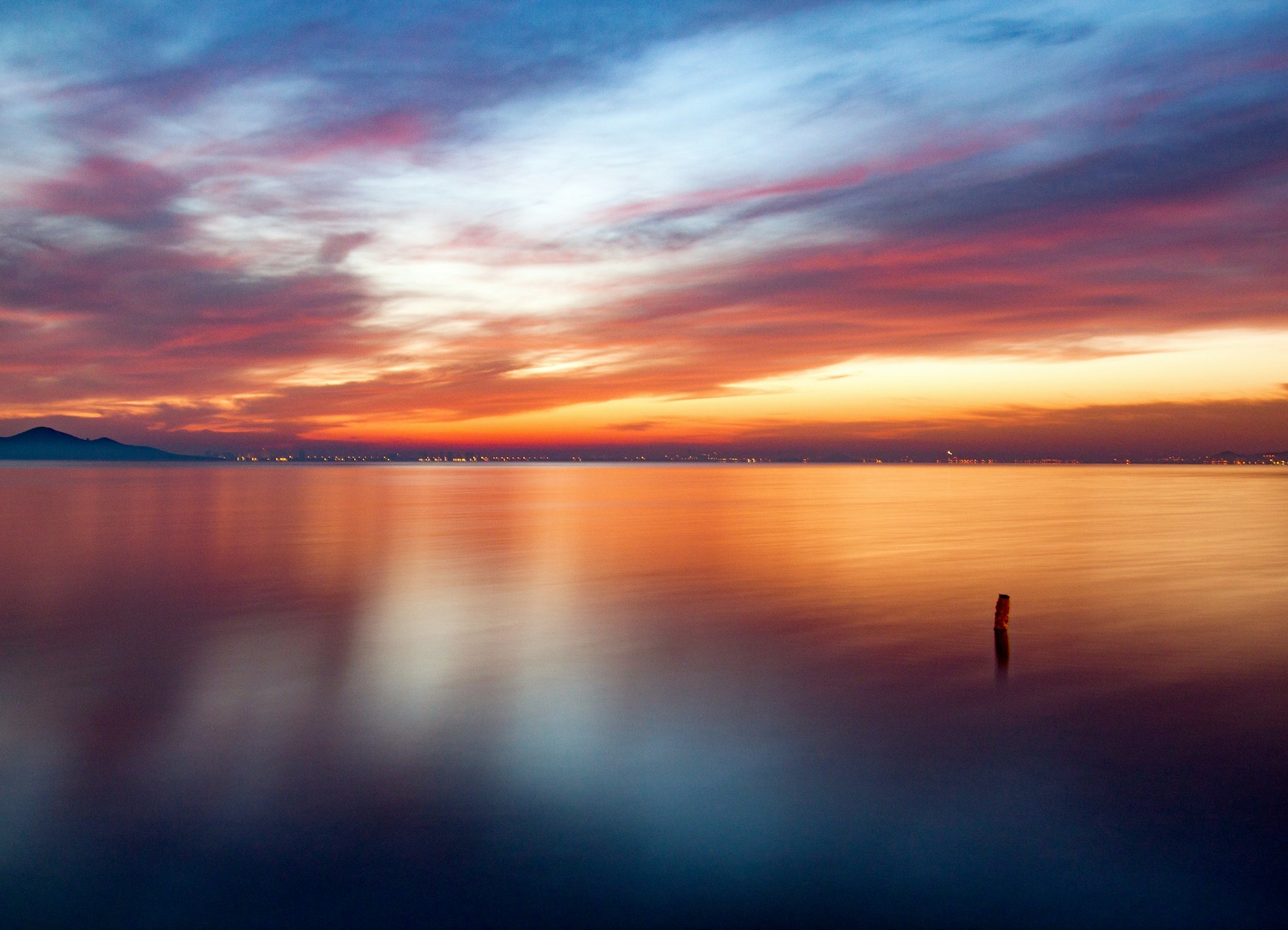 Zonsondergang boven het rustige water van de Mar Menor in Murcia