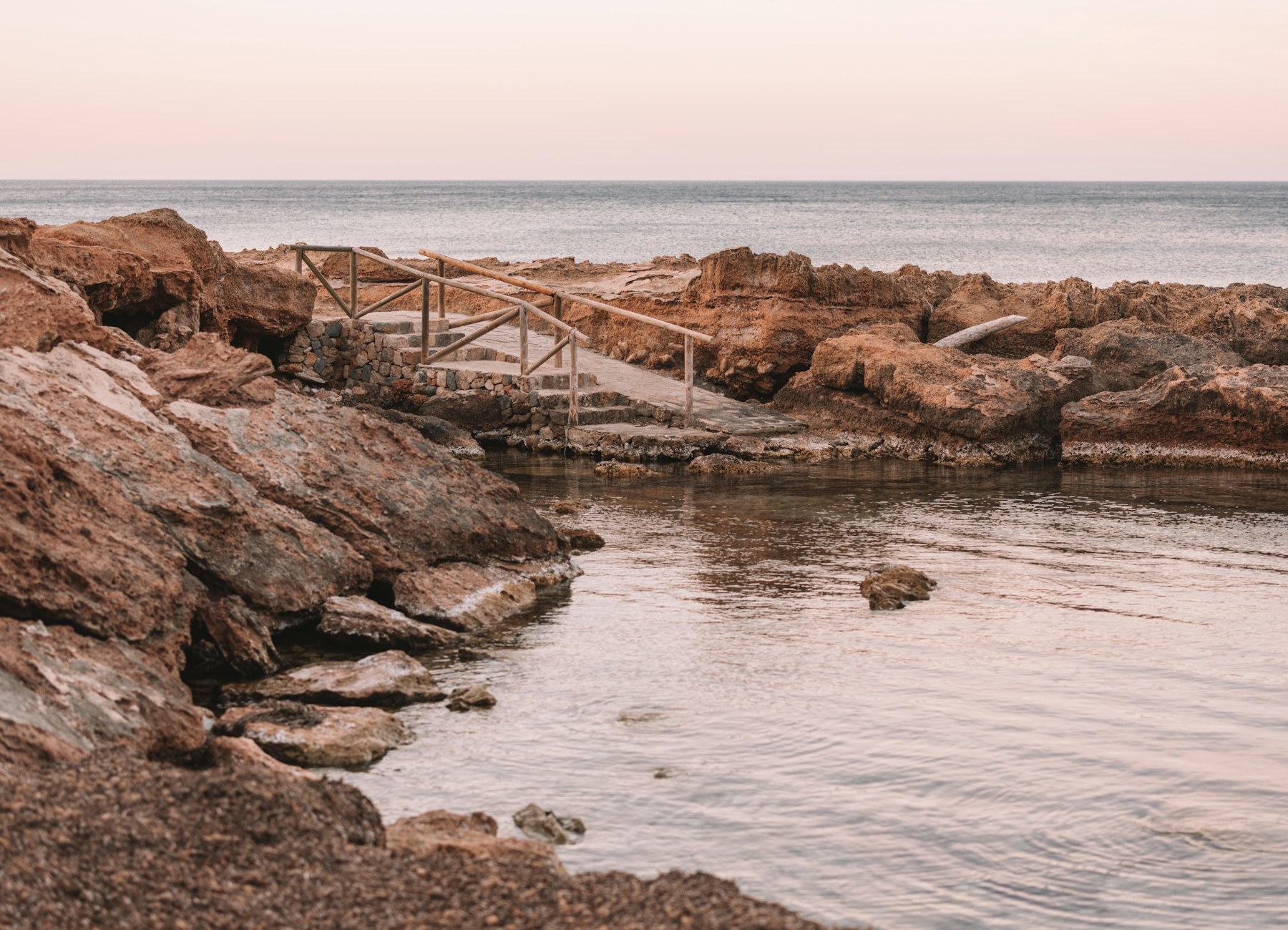 Rotsachtige kust en wandelpad in Jávea aan de Costa Blanca Noord